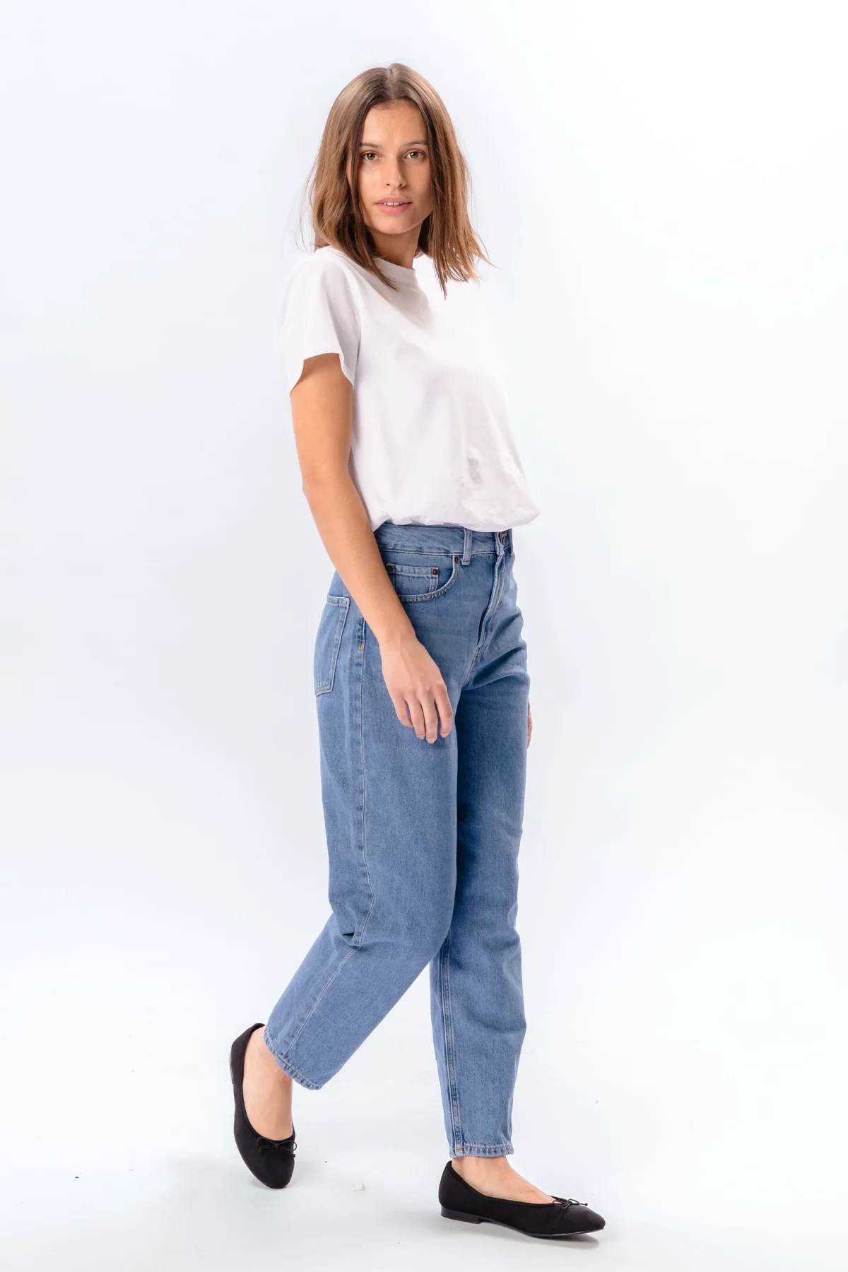 The Original Performance Mom Jeans - Hellblauer Denim - Image 5