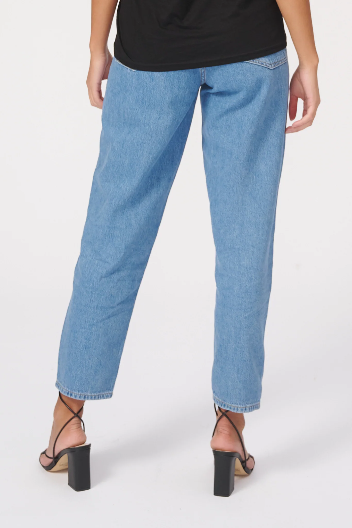 The Original Performance Mom Jeans - Hellblauer Denim - Image 6