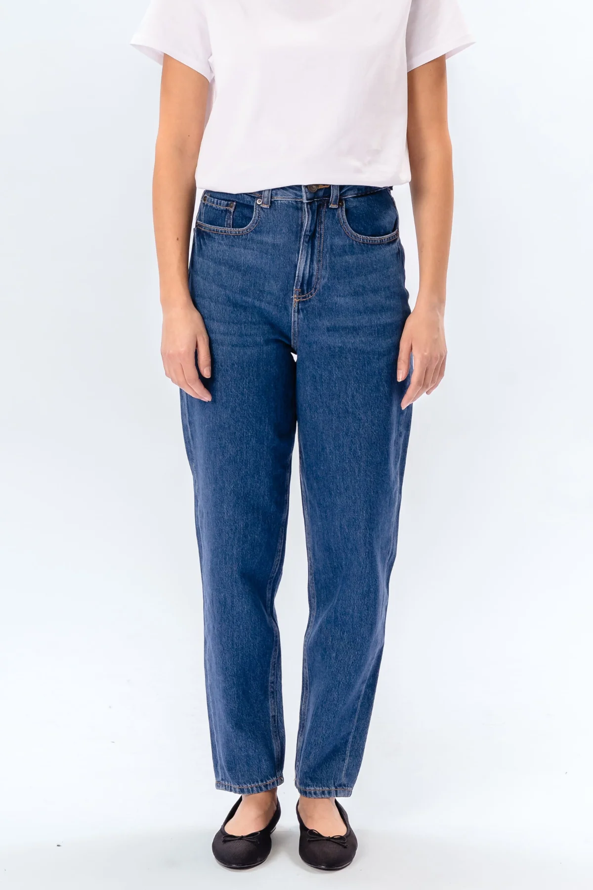 The Original Performance Mom Jeans - Mittelblauer Denim - Image 3