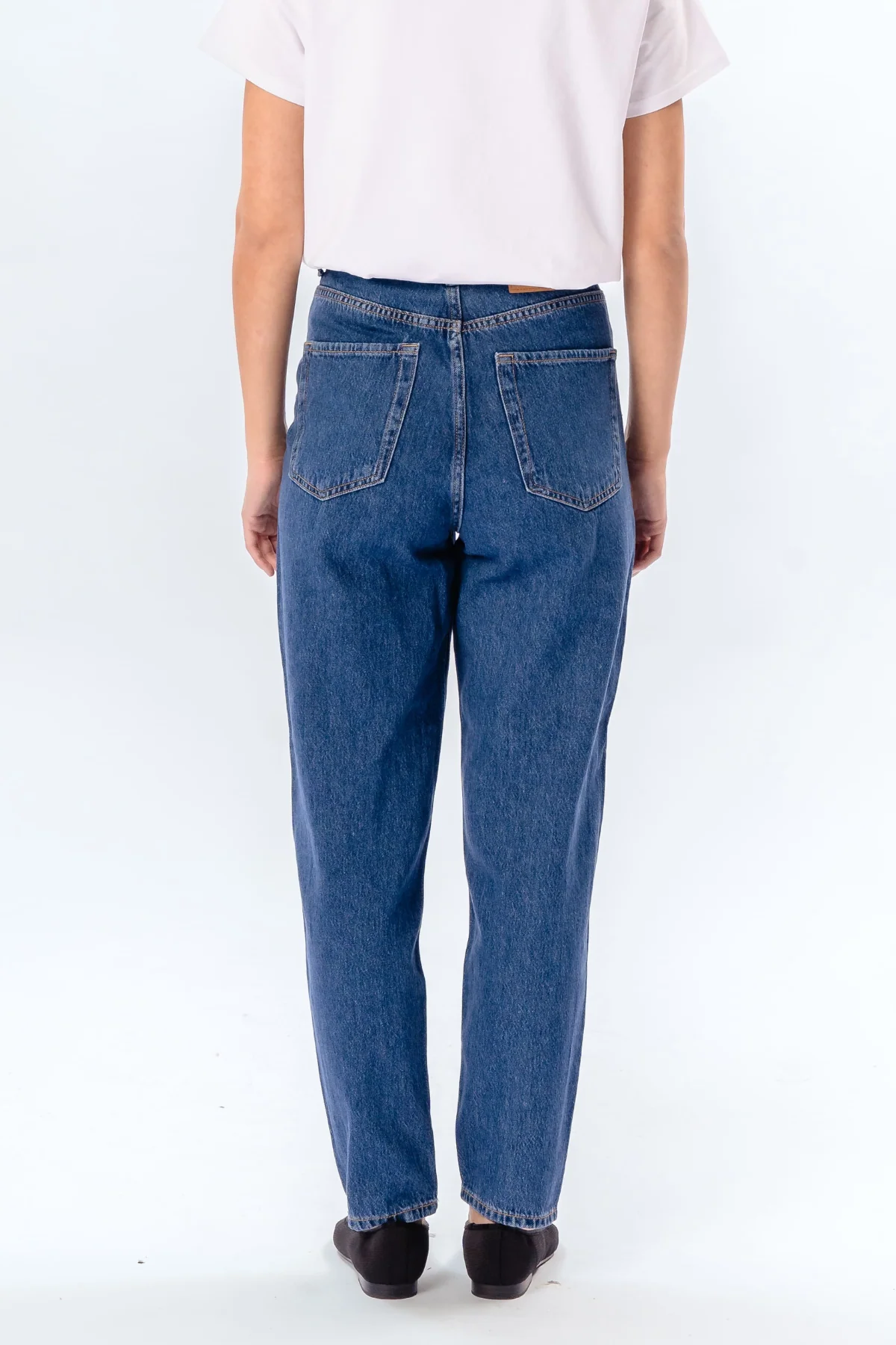 The Original Performance Mom Jeans - Mittelblauer Denim - Image 4