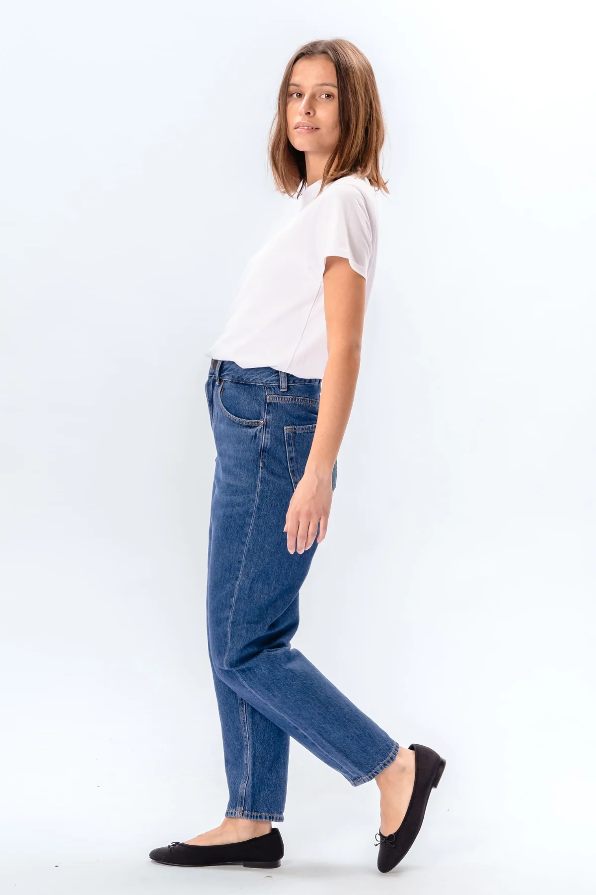 The Original Performance Mom Jeans - Mittelblauer Denim - Image 5