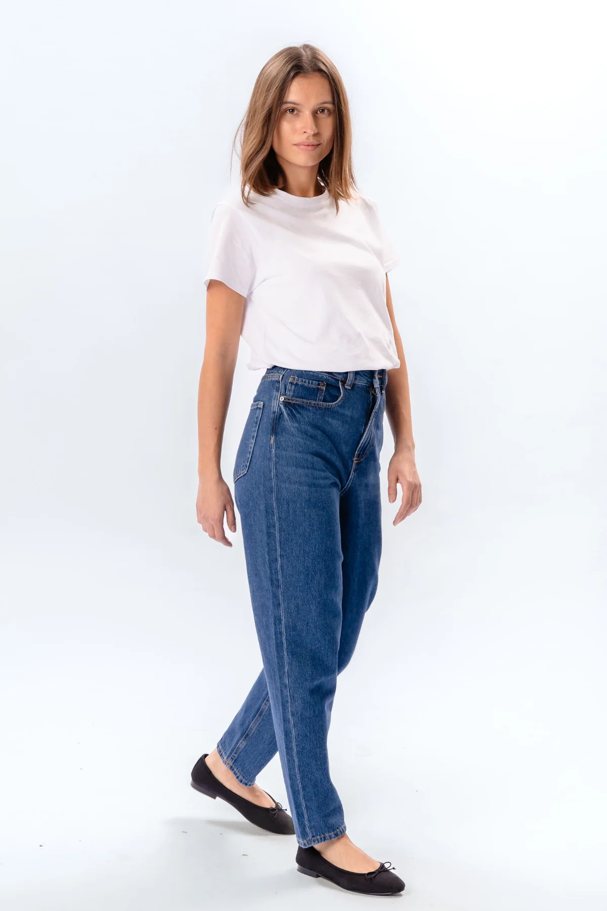 The Original Performance Mom Jeans - Mittelblauer Denim - Image 6
