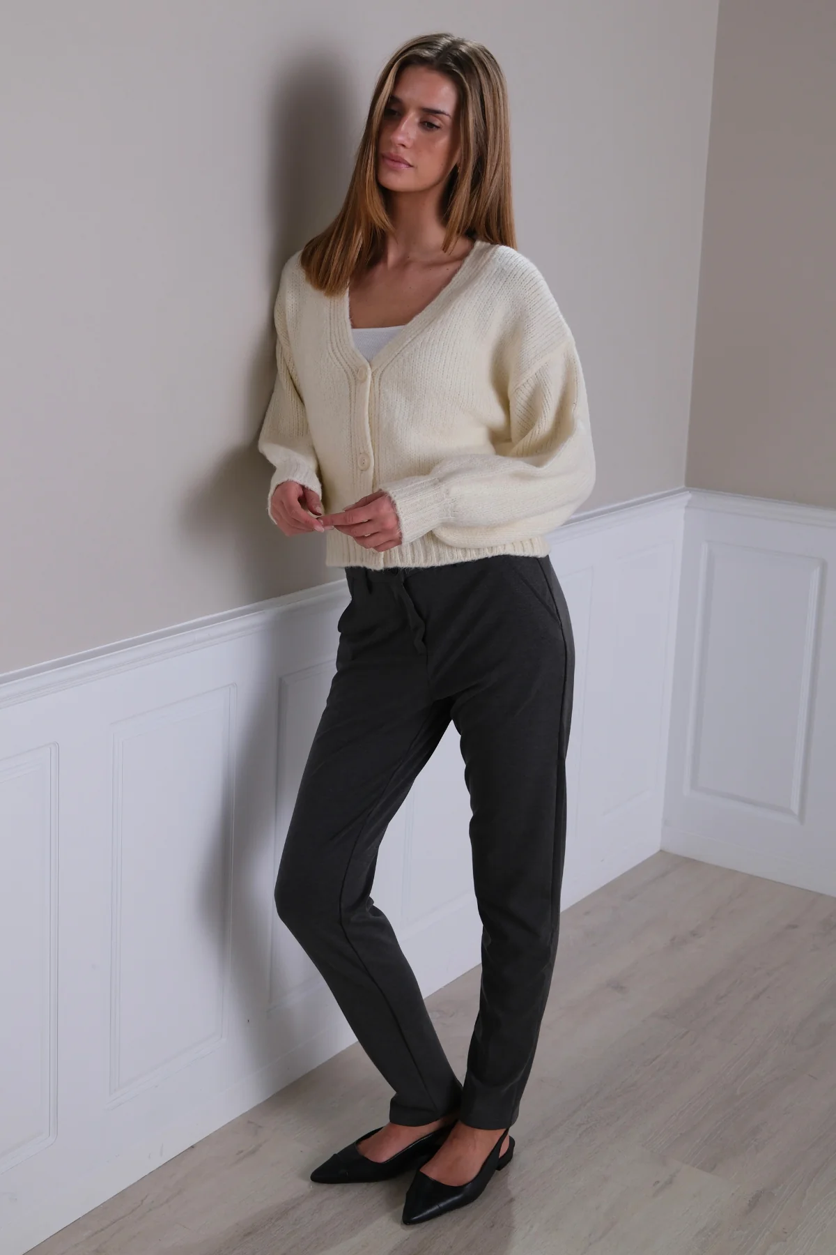 Strickjacke mit V-Ausschnitt – Ecru - Image 3