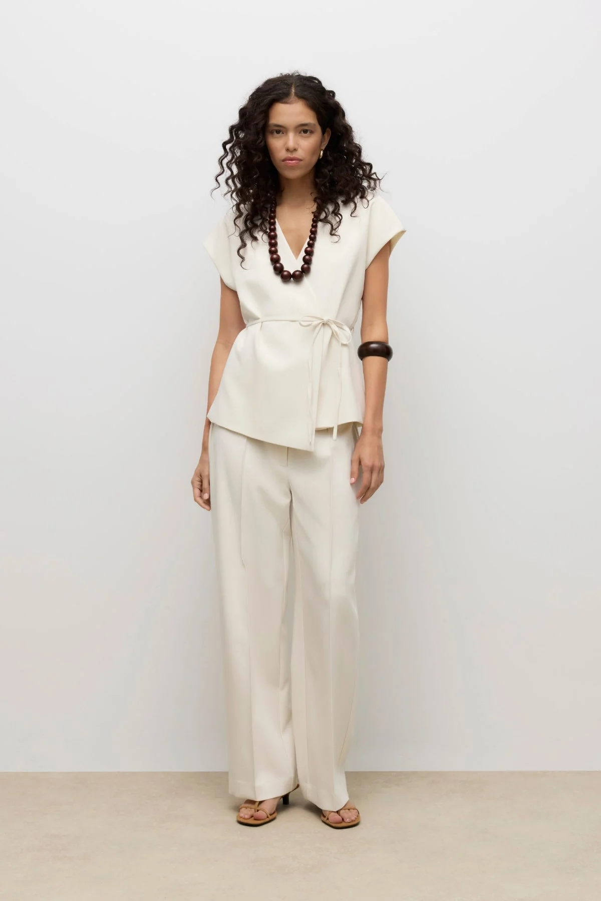 Vannah Midi-Weste mit V-Ausschnitt – Birke - Image 2