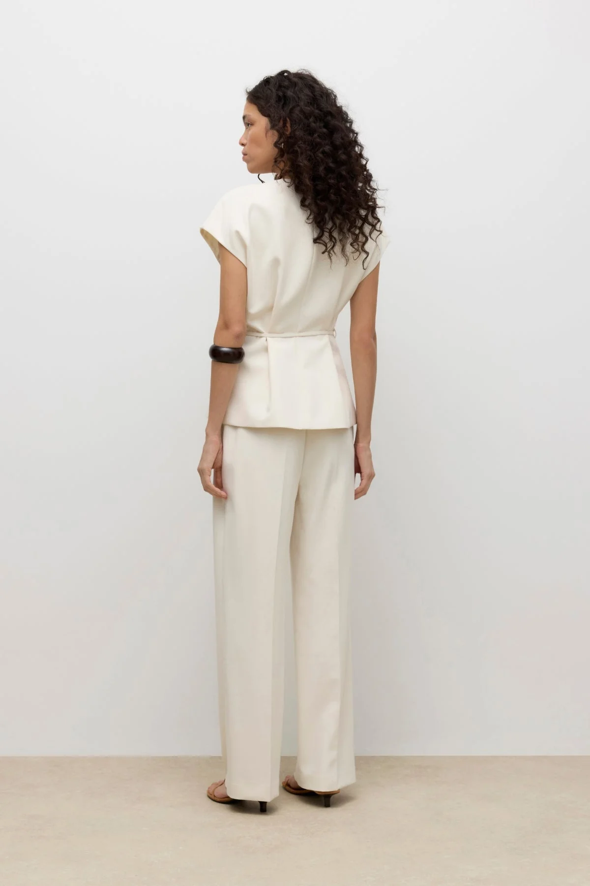 Vannah Midi-Weste mit V-Ausschnitt – Birke - Image 4