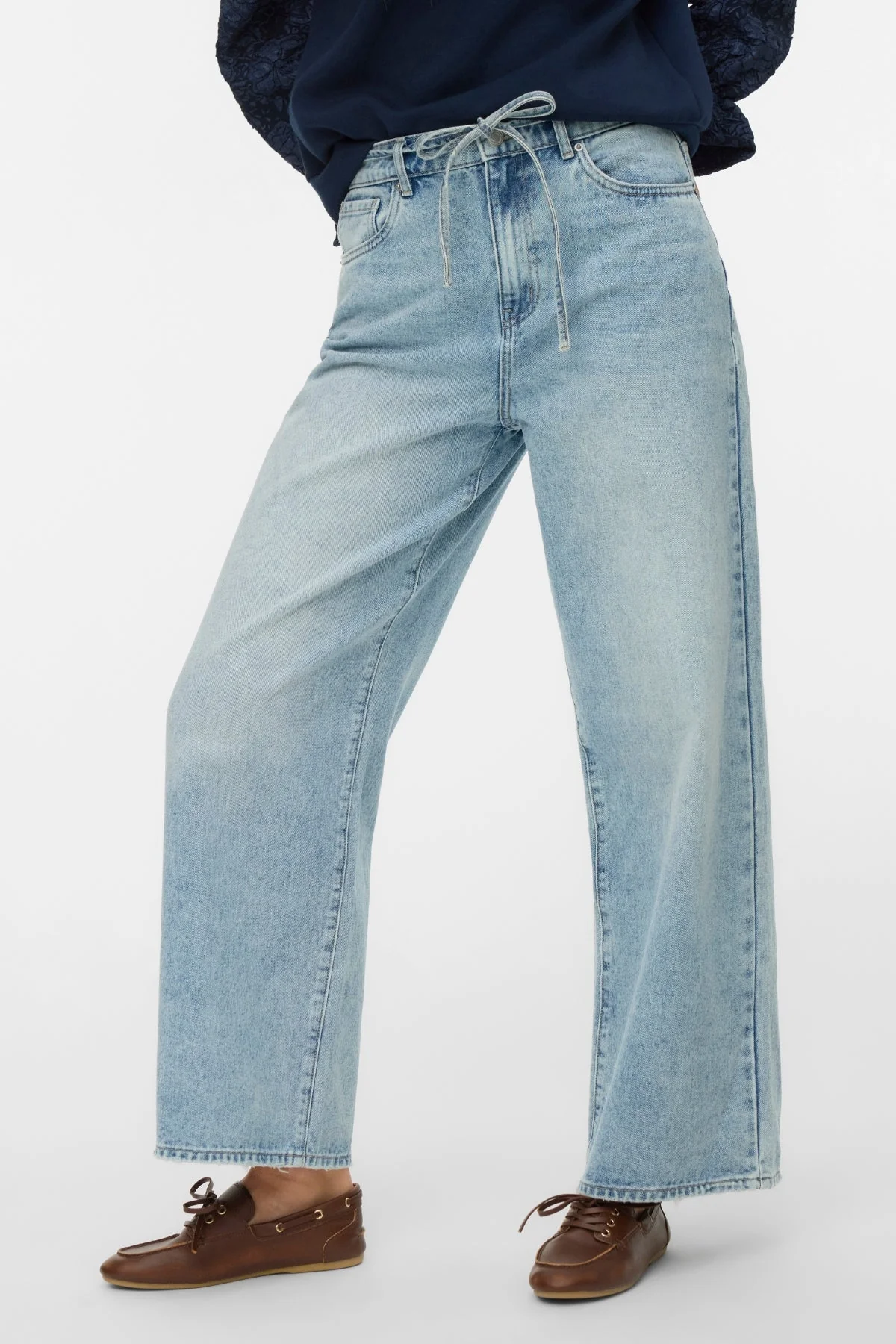 Wien-Jeans mit breitem Gürtel – Hellblauer Denim