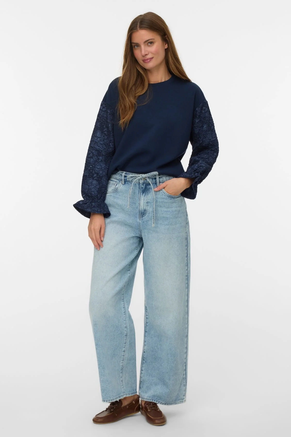 Wien-Jeans mit breitem Gürtel – Hellblauer Denim - Image 2