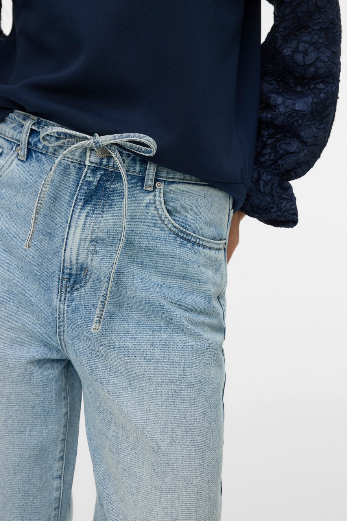 Wien-Jeans mit breitem Gürtel – Hellblauer Denim - Image 3
