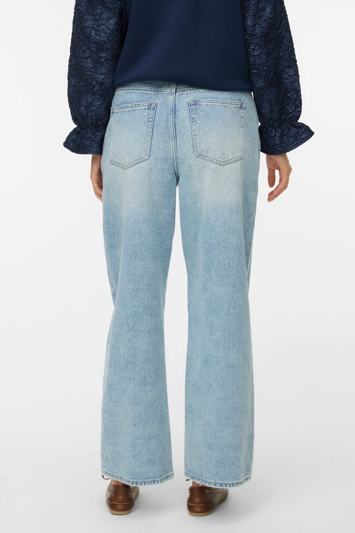 Wien-Jeans mit breitem Gürtel – Hellblauer Denim - Image 4